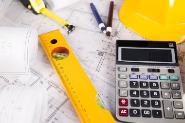 Mimari Proje ve sarı kask ve ev modeli