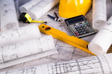 Mimari Proje ve sarı kask ve ev modeli
