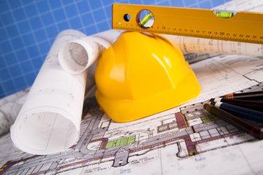 Mimari Proje ve sarı kask ve ev modeli