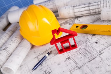 Mimari Proje ve sarı kask ve ev modeli