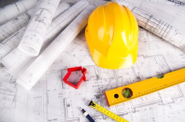 Mimari Proje ve sarı kask ve ev modeli
