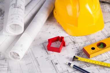 Mimari Proje ve sarı kask ve ev modeli