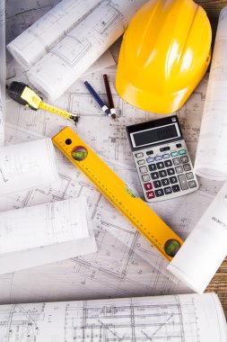 Mimari Proje ve sarı kask ve ev modeli