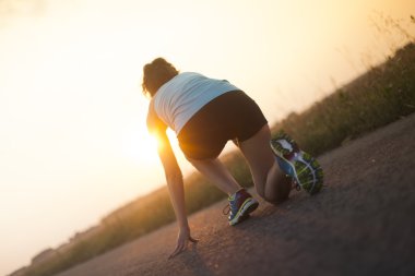 Koşan ayaklar yolda, ayakkabıya yakın.