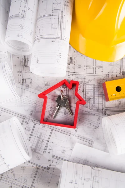 Proyecto arquitectónico y casco amarillo y modelo de casa — Foto de Stock