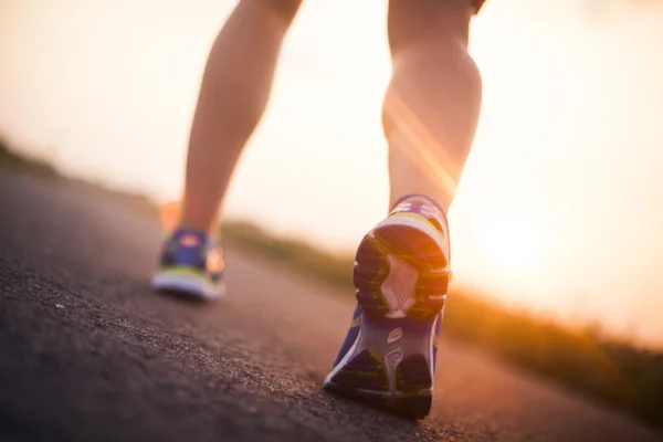 Jonge fitness vrouw uitgevoerd — Stockfoto