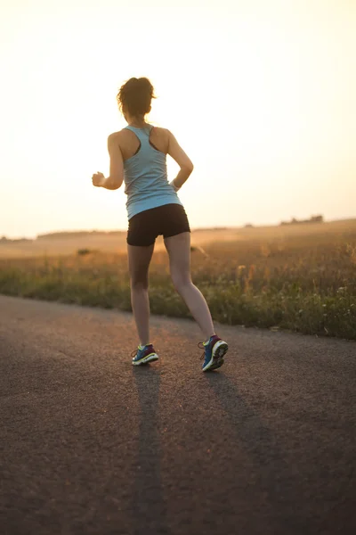 Jovem mulher fitness correndo — Fotografia de Stock