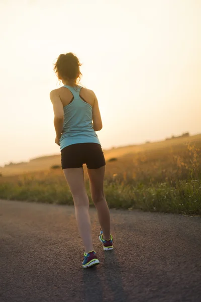 Joven fitness mujer corriendo — Foto de Stock