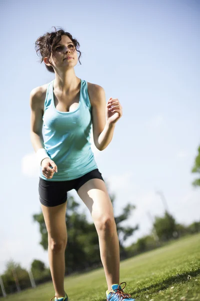 Joven fitness mujer corriendo — Foto de Stock