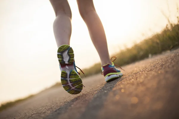 Fitness mladá žena běží — Stock fotografie