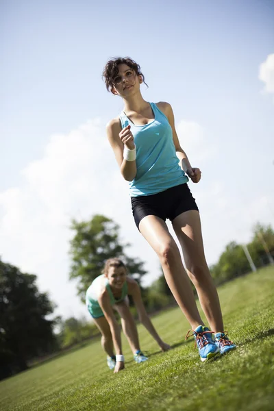 Femmes jogging sur herbe verte — Photo