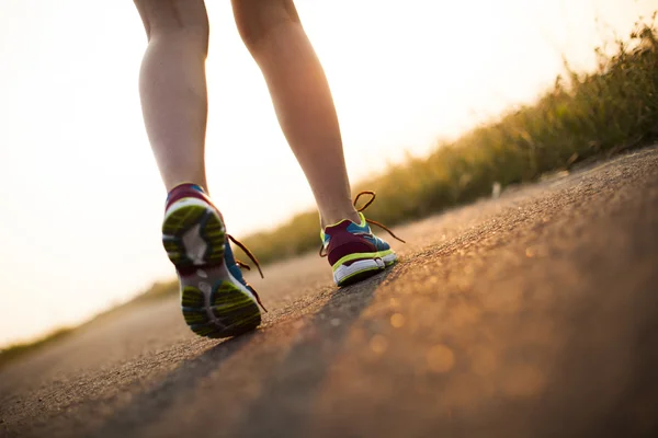 Jonge fitness vrouw uitgevoerd — Stockfoto