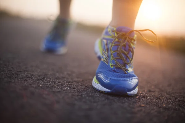 Joven fitness mujer corriendo — Foto de Stock