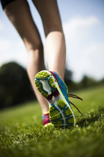Fitness mladá žena běží — Stock fotografie