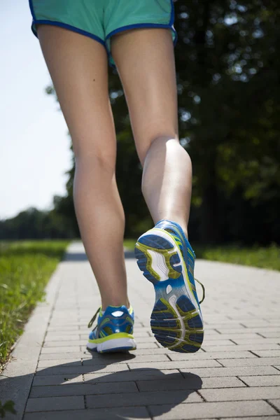 Joven fitness mujer corriendo —  Fotos de Stock