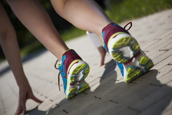 Mulher se preparando para correr — Fotografia de Stock