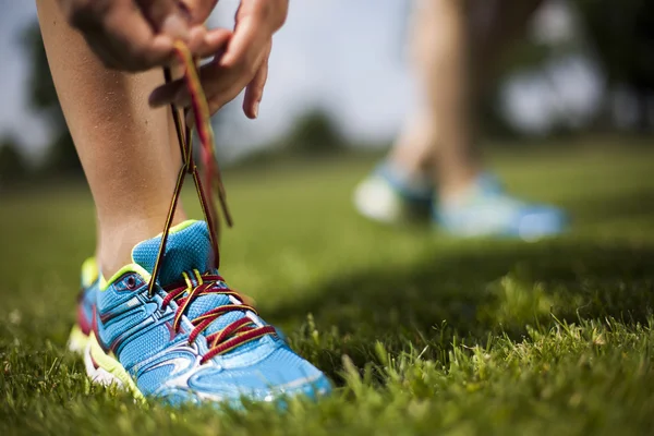 Kvinner som forbereder seg på å jogge – stockfoto