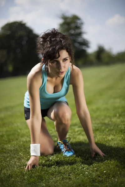 Kvinna som förbereder sig för att jogga — Stockfoto