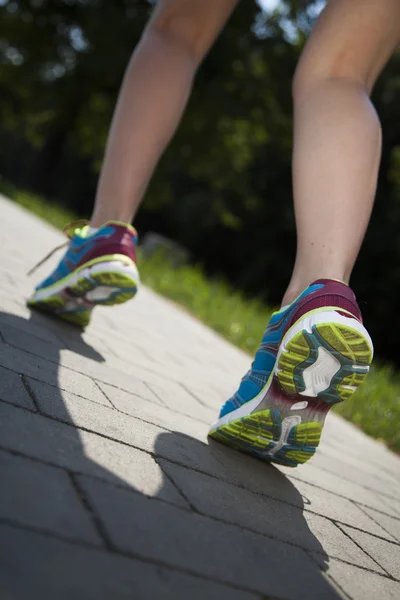 Fitness mladá žena běží — Stock fotografie