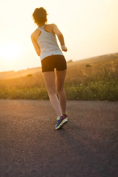 Fitness mladá žena běží — Stock fotografie