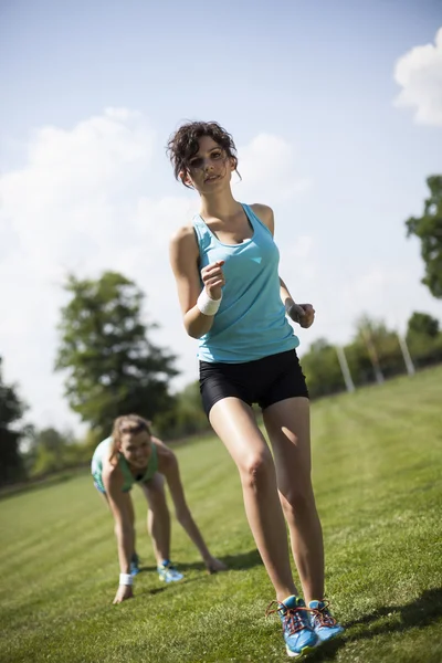 Mulheres se preparando para correr — Fotografia de Stock