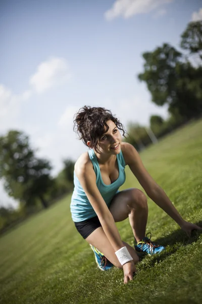 Donna che si prepara a correre — Foto Stock