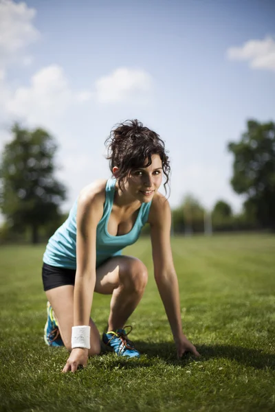 Donna che si prepara a correre — Foto Stock