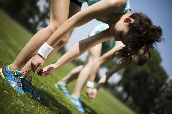 Frauen bereiten sich auf Joggen vor — Stockfoto