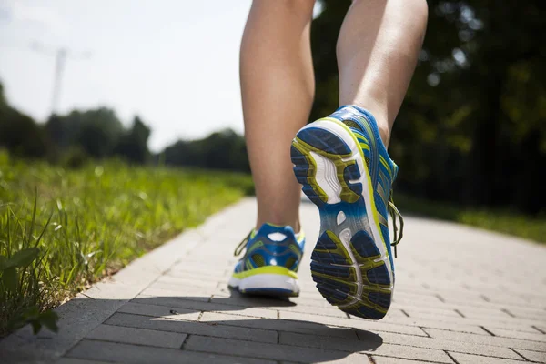 Joven fitness mujer corriendo —  Fotos de Stock