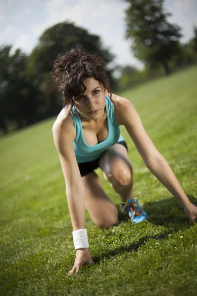 स्त्री जॉगिंग करण्याची तयारी करीत आहे — स्टॉक फोटो, इमेज