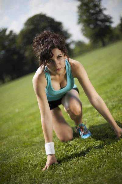 Frau bereitet sich auf Joggen vor — Stockfoto