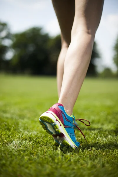 Jeune femme de fitness courir — Photo