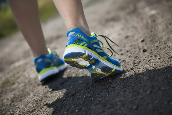 Jonge fitness vrouw uitgevoerd — Stockfoto