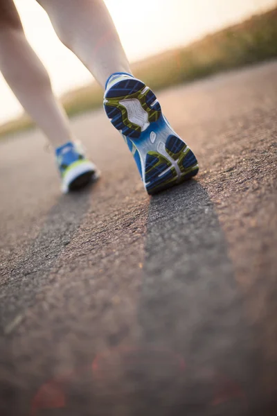 Joven fitness mujer corriendo — Foto de Stock