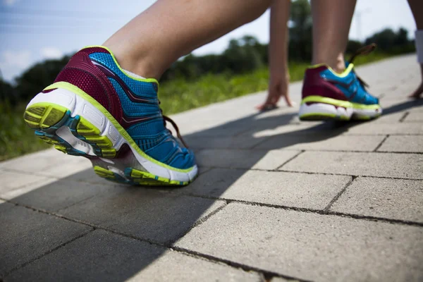 Vrouw voorbereiden om te joggen — Stockfoto