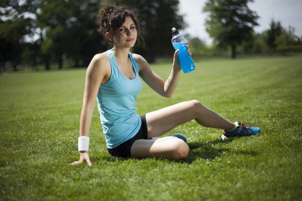 Sportieve vrouw met fles van drank — Stockfoto