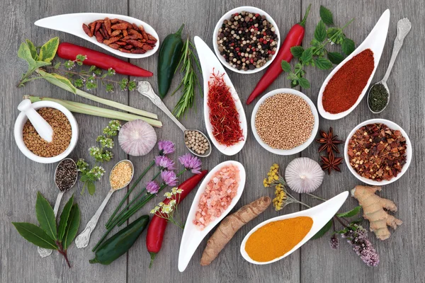Fűszernövények és fűszerek az asztalon — Stock Fotó
