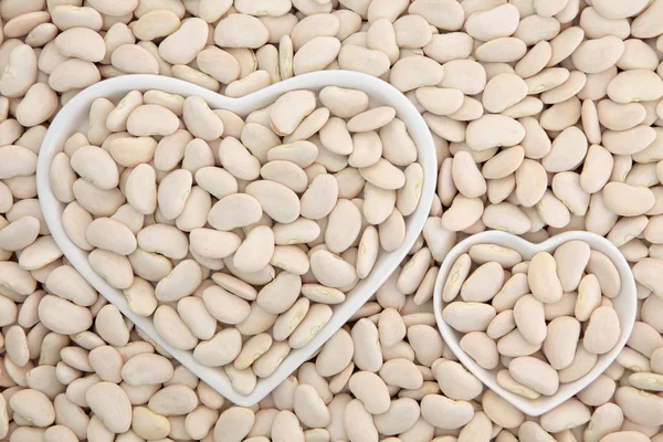 Limabönor i hjärtat formade skål — Stockfoto