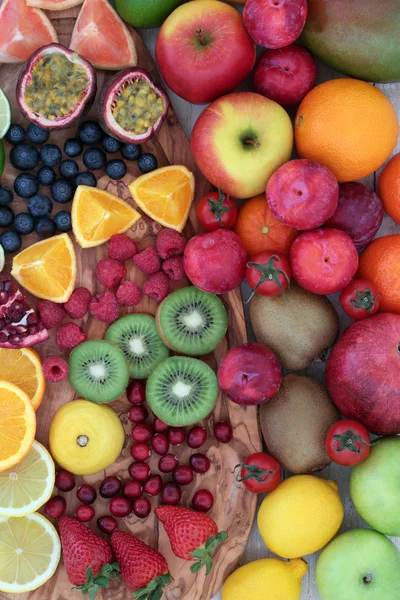 Köstliche Auswahl an frischen Früchten — Stockfoto