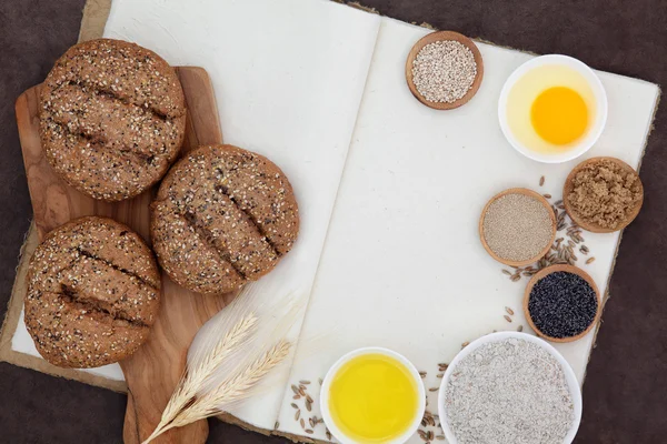 Geplaatste bruine broodjes en ingrediënten — Stockfoto