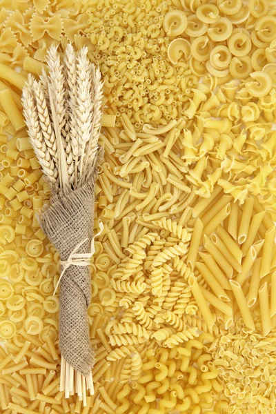 Dried Pasta and Wheat Background — Stock Photo, Image