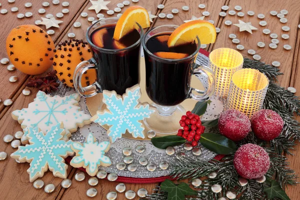 Mulled Wine and Gingerbread Biscuits — Stock Photo, Image