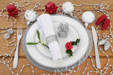 Noel yer ayarı süslemeleri ile
