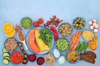 Düşük glisemik diyabetik diyet için sağlıklı yiyecekler. Yüksek miktarda omega 3, protein, antioksidan, lif, mineral ve vitamin içeren yiyecekler. Gastrointestinal indekste 55 'in altındaki tüm yiyecekler. Lekeli mavide düz yatıyordu. Sağlık hizmetleri kavramı.