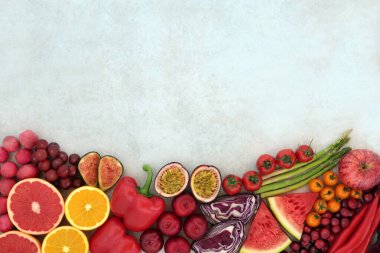 Benekli arka planda meyve ve sebze sınırı. Yiyecekler çok yüksek oranda likopene ve antioksidan, antosiyanin, mineral, vitamin ve diyet lifleri içeriyor. Sağlıklı kalp ve bağışıklık sistemi gıdayı artırıyor.