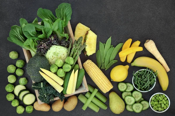 黄绿色高纤维水果和蔬菜也富含抗氧化剂 蛋白质 维生素 矿物质和聪明碳水化合物 健康饮食的概念 顶部视图 平面布局 复制板背景上的空间 — 图库照片