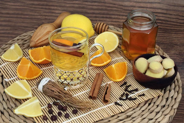 Soğuk Algınlığı Ilacı Olarak Taze Ginseng Karanfil Zencefil Limon Portakal — Stok fotoğraf