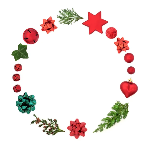 圣诞花环与冬季雪松 冷杉和常春藤与红色的紫砂装饰和礼物弓的白色背景 圣诞节的最小符号 顶视图 复制空间 — 图库照片