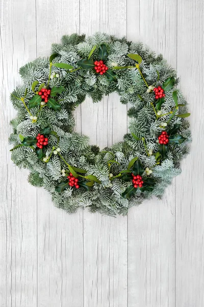 Noel Için Doğal Kış Yeşilliği Çelengi Karla Kaplı Çam Ağacı — Stok fotoğraf
