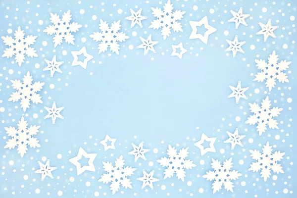 冬天和圣诞节的雪花和星空背景在淡蓝色的边缘 节日期间的圣诞及新年主题摘要 平面布局 顶视图 复制空间 — 图库照片